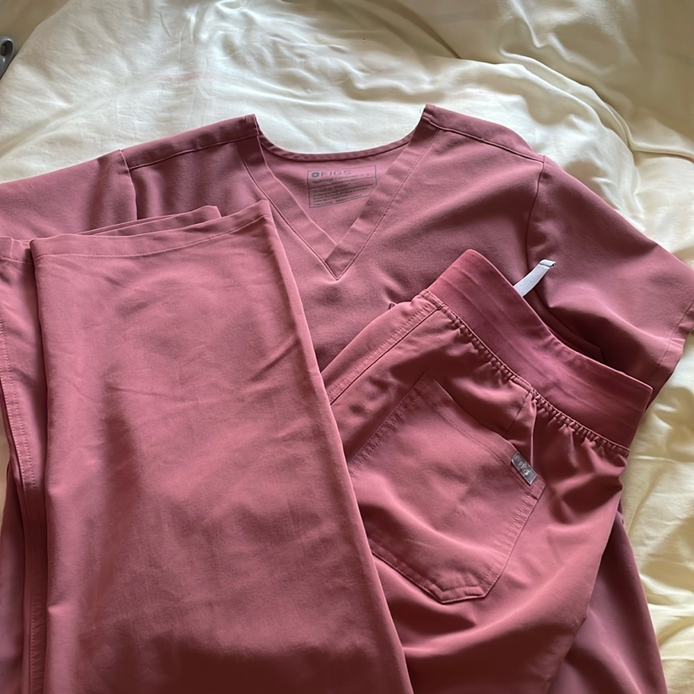 Figs scrubs set Women's Mauve V-Neck Tee L and matching pants Petite L.